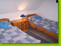 Weiteres Schlafzimmer mit zwei Einzelbetten